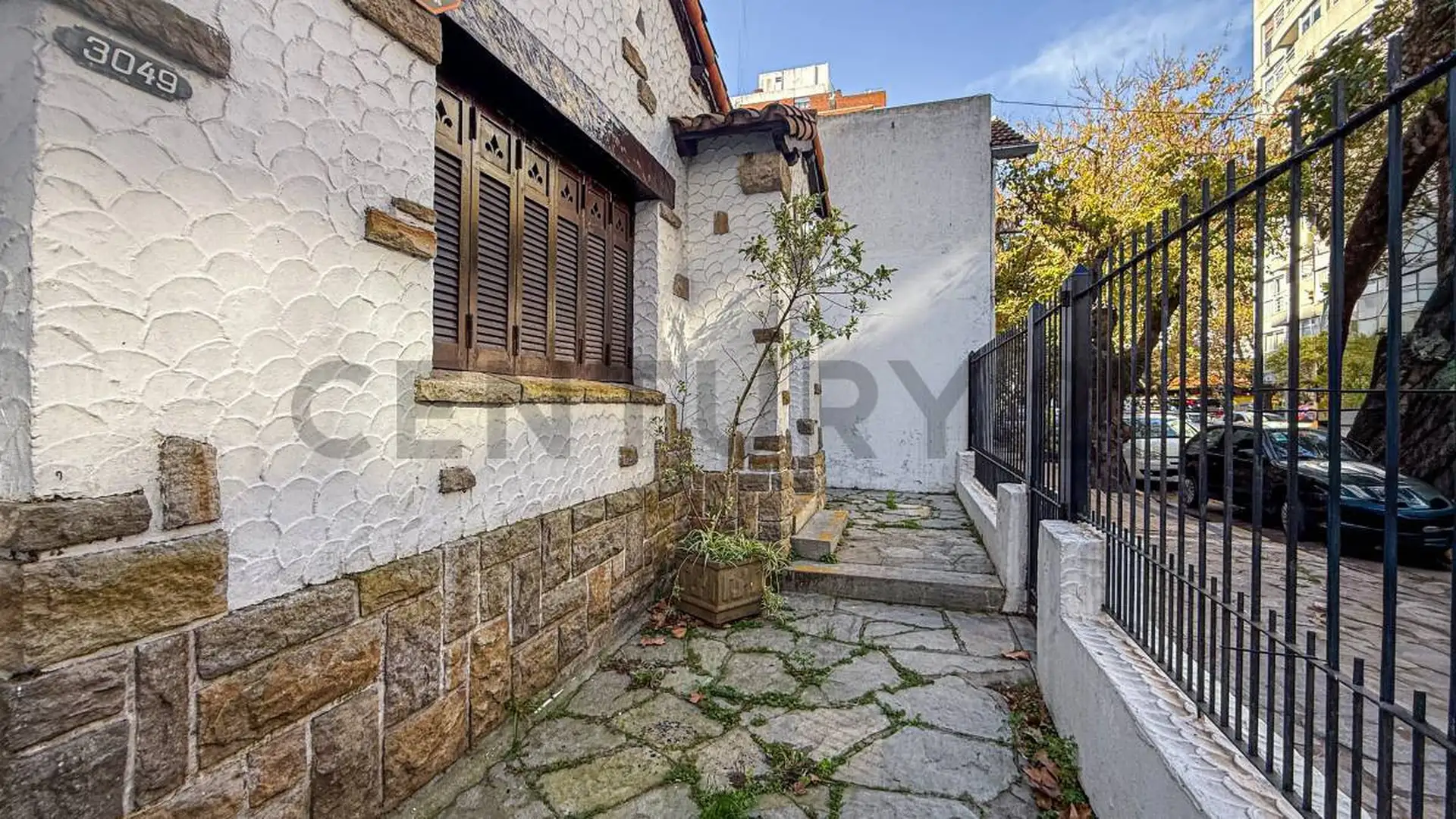 VENTA CASA 4 AMBIENTES CON COCHERA LA PERLA