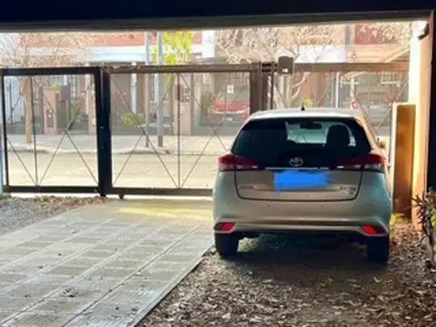 COCHERA PRIVADA CUBIERTA AL FRENTE EN PH