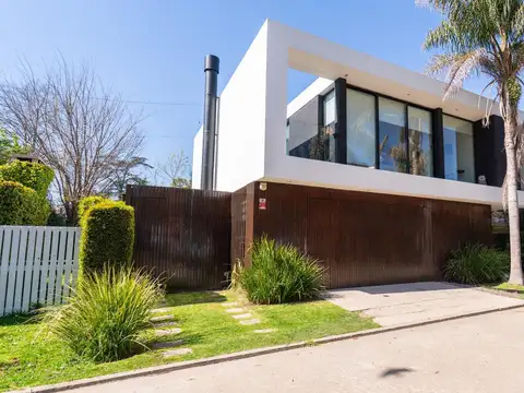 CASA DE DISEÑO EN BARRIO DE AMBITO CERRADO