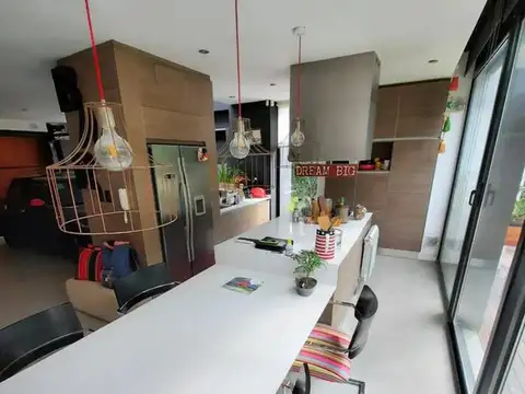 Casa en Venta con 3 cocheras