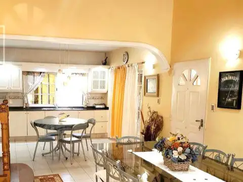 Casa 5 ambientes con 3 baños