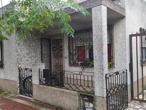 Casa en buena ubicaicon sobre amplio lote 