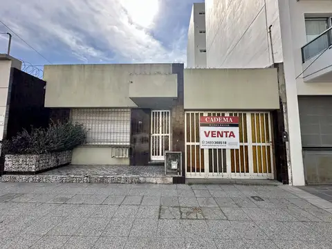 Casa en Venta a remodelar en pleno centro de Zárate. Lote de 288 m². Parque con parrilla. Cochera.