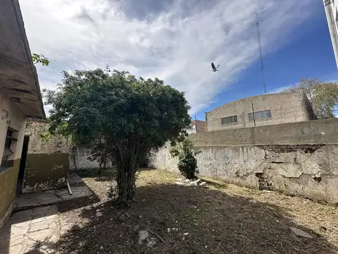 Casa en Venta a remodelar en pleno centro de Zárate. Lote de 288 m². Parque con parrilla. Cochera.