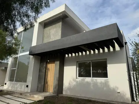 Venta de casa en una planta y lote interno - SANTA ELENA PILAR DEL ESTE