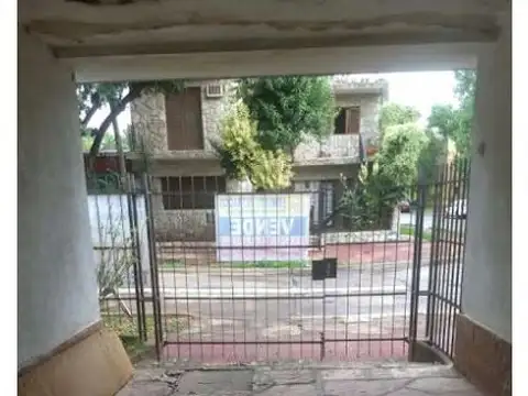 Casa 5 ambientes con 1 baño