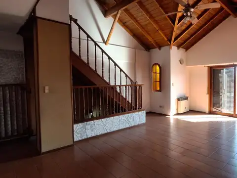 VIVIENDA CHALET 5 AMBIENTES. CON PATIO Y QUINCHO