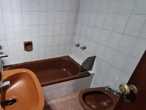 VIVIENDA CHALET 5 AMBIENTES. CON PATIO Y QUINCHO