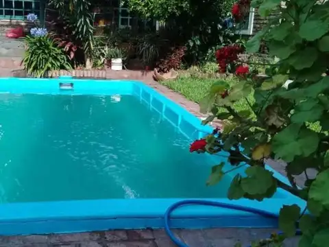CASA EN VENTA CON PATIO Y PILETA 