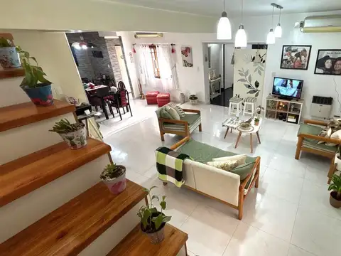 VENTA CASA 4 AMBIENTES AMPLIA Y FUNCIONAL