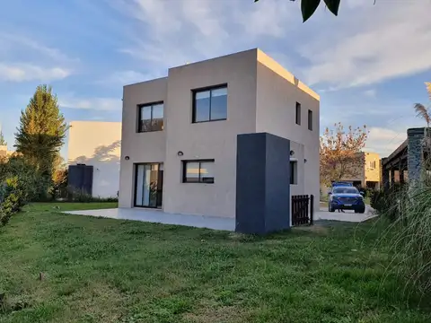 Casa  en Venta CON RENTA en Los Robles, La Cañada de Pilar, Pilar