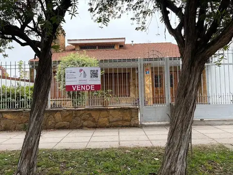 Casa de 5 ambientes en pleno Centro de San Vicente