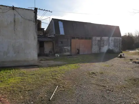 TERRENO 2261 MTS2 1400 MTS2 CUBIERTOS ZONA INDUSTRIAL