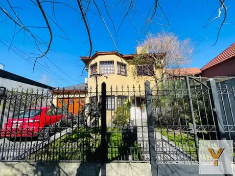 Casa en venta - 4 Dormitorios 2 Baños - Cochera - 400Mts2 - Los Hornos