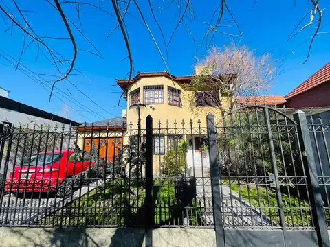 Casa en venta - 4 Dormitorios 2 Baños - Cochera - 400Mts2 - Los Hornos