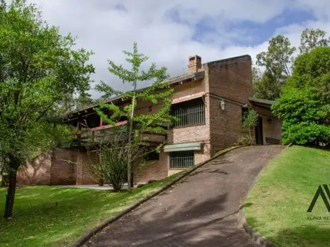 Venta Casa 3 dormitorios, 4 baños, casa de huéspedes y garajes Bella Vista