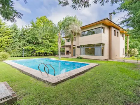 Casa en venta de 5 dormitorios en Barrio Los Ceibos.