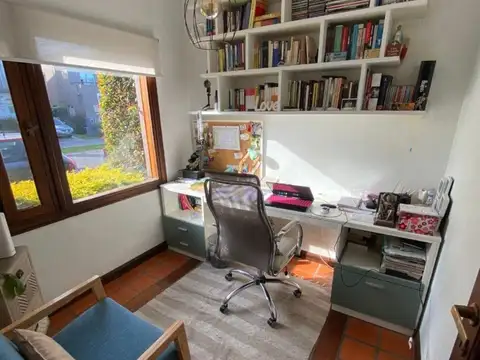 Beccar: Barrio La Claridad: Muy linda Casa en 2 plantas, con pisos de estilo colonial, seguridad.