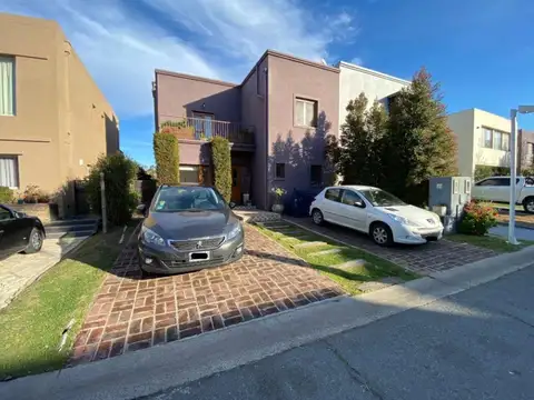 Beccar: Barrio La Claridad: Muy linda Casa en 2 plantas, con pisos de estilo colonial, seguridad.