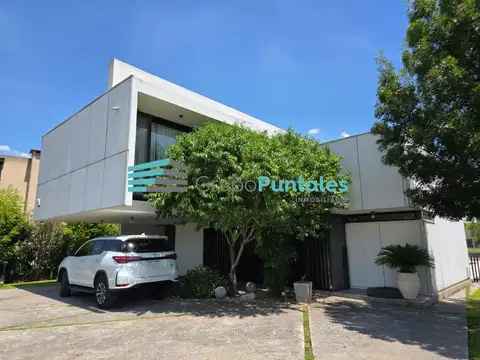 Casa en venta en Barrio Lagos de Canning con fondo a Laguna y hermosa piscina