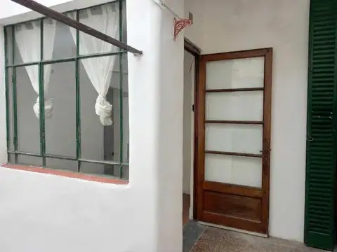 Depto Tipo Casa en Alquiler en Monte Castro, $ 980.000