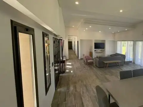 Casa en Alquiler con 3 cocheras