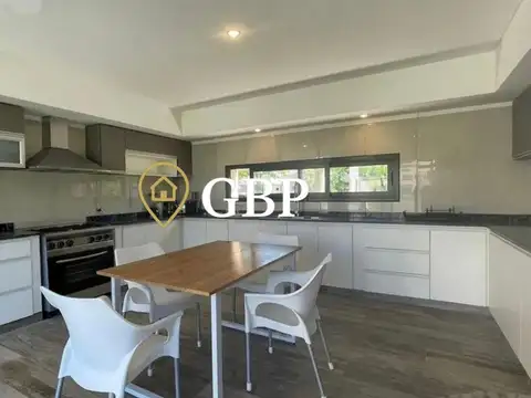 Casa en Alquiler con 3 cocheras