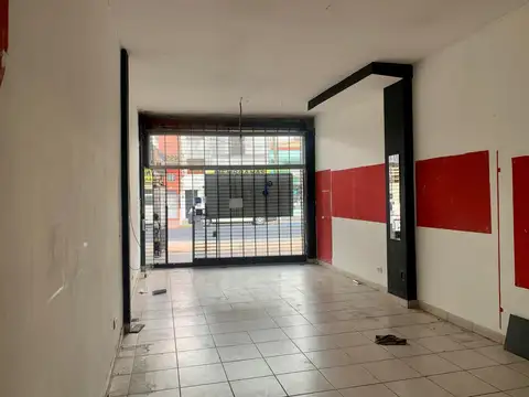 EXC y AMPLIO LOCAL 46 m2 aprox c/Baño en zona Comercial y cerca de la Estación*