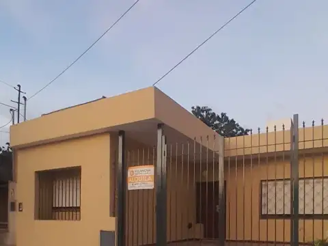 CASA CON PATIO, 4 DORM, 2 BAÑOS, QUINCHO, ZONA ANIBAL DI FRANCIA