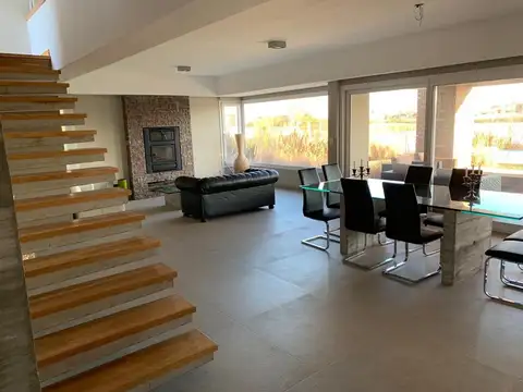 Casa 4 ambientes con 5 baños