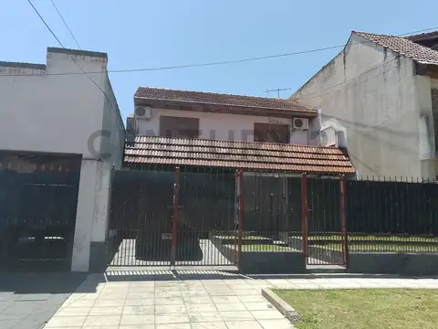 Casa en Lote Propio de 374 m² | 3 Dormitorios | Gran Jardín | Cochera Doble