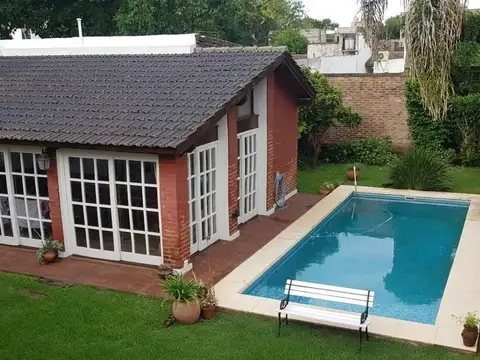 Venta casa de 5 ambientes, c/ pileta y garage, en Chascomús