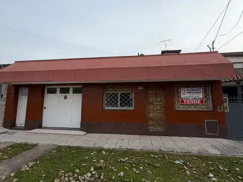 Casa en venta 3 ambientes con fondo y cochera