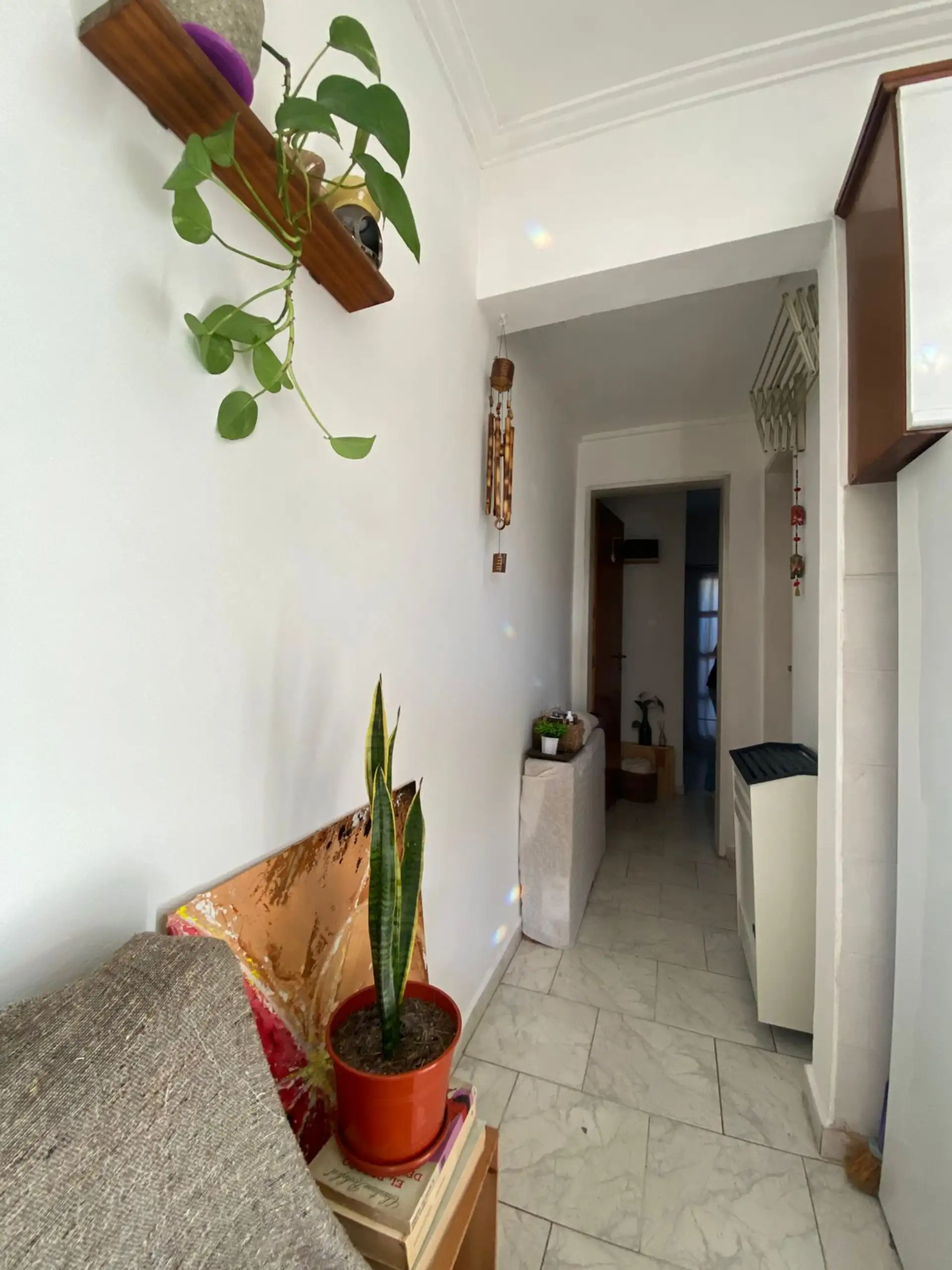 Depto 2 amb de 60 m² con balcón, 1 dorm y cochera — 1º piso por escalera, Centro