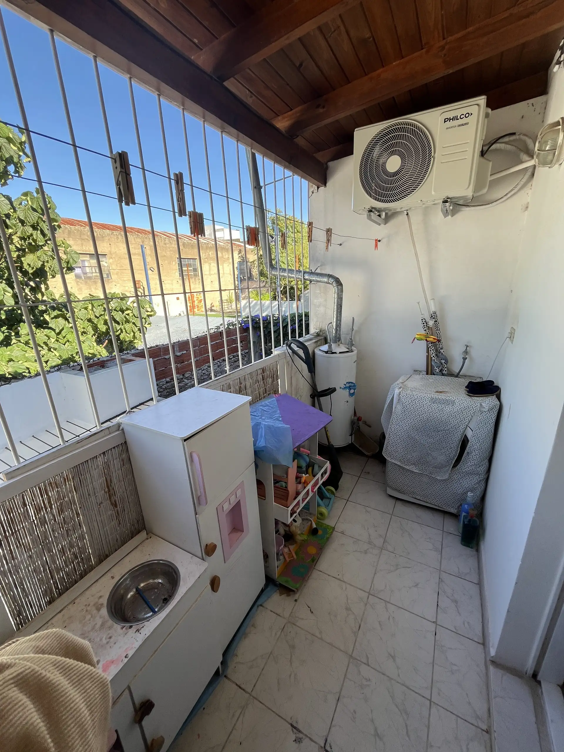 Depto 2 amb de 60 m² con balcón, 1 dorm y cochera — 1º piso por escalera, Centro