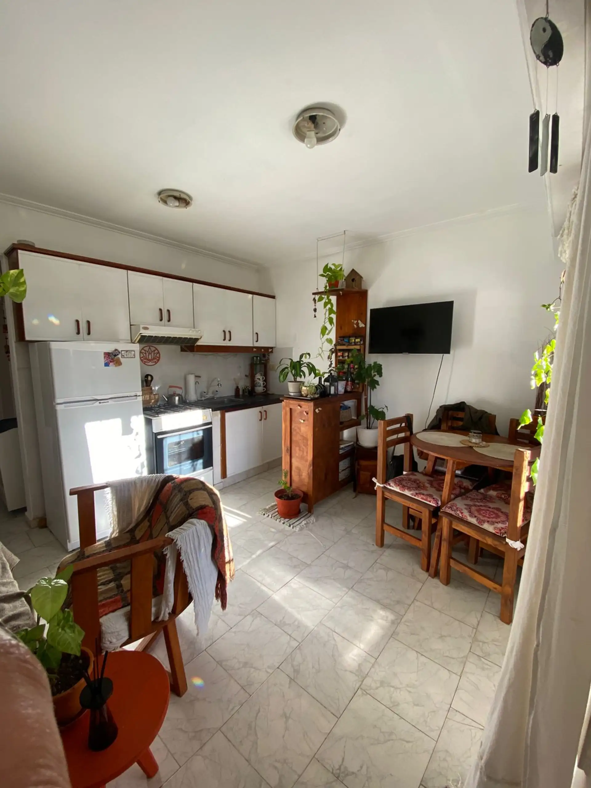 Depto 2 amb de 60 m² con balcón, 1 dorm y cochera — 1º piso por escalera, Centro
