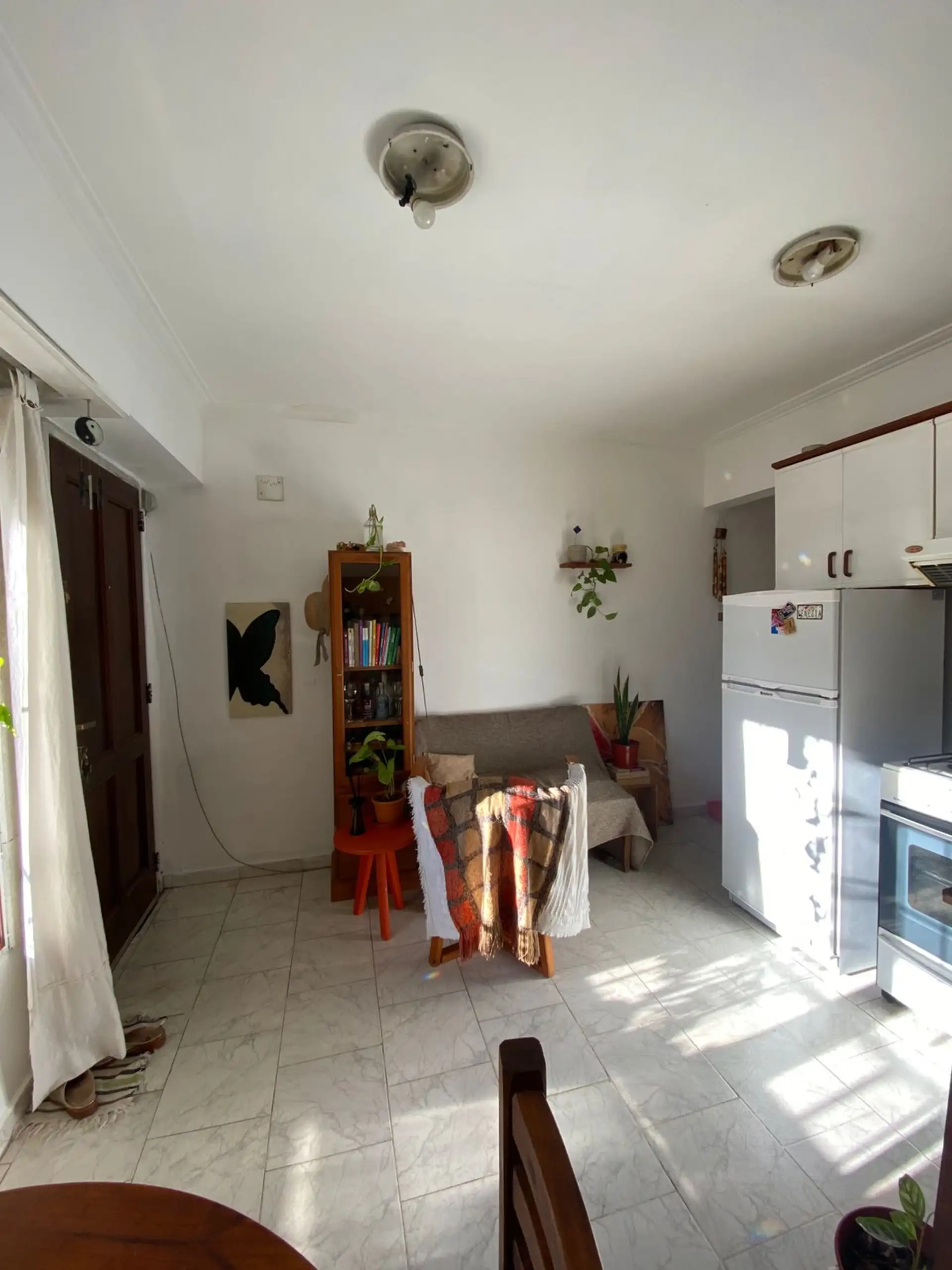 Depto 2 amb de 60 m² con balcón, 1 dorm y cochera — 1º piso por escalera, Centro