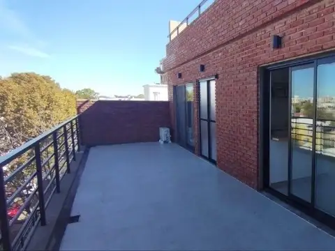 Luminoso penthouse de 3 ambientes en la zona más verde y tranquila de la ciudad. ¡Edificio con pilet