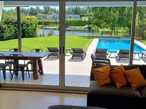 Casa 8 ambientes con 5 baños