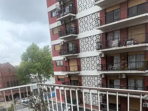 2 AMB AL FRENTE CON BALCON