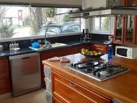 34 Y 97: CASA EN VENTA EN NECOCHEA DE 3 DORMITORIOS