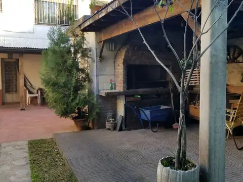 EN VENTA EN CASEROS 2 PROPIEDADES JUNTAS: CASA AL FTE. + CASA AL FONDO + CASA EN P.A. - FICHA 7631