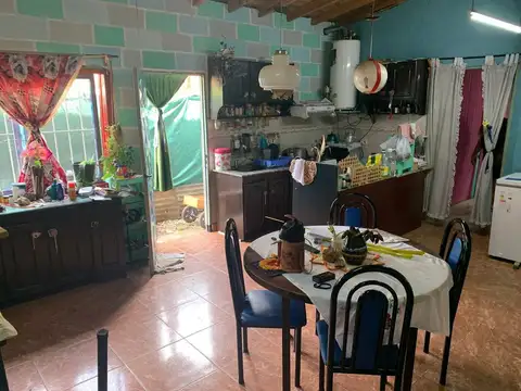 Casa 8 ambientes con 4 baños