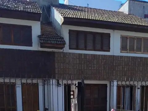 DUPLEX TRES AMBIENTES CON COCHERA A MTS DE AV. SAN BERNARDO