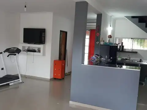 Casa en Alquiler con 2 cocheras