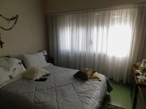 Casa 3 ambientes con garage y cochera. Impecable estado