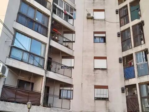 Departamento 3 amb. "Reciclado", con balcon y Espacio Guarda coche.-