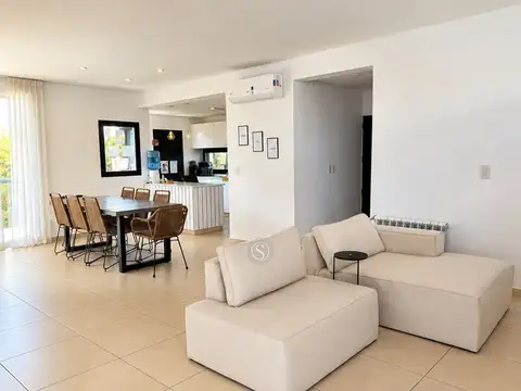 Casa 4 ambientes con 2 baños