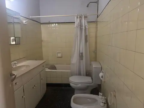 Casa en venta a refaccionar de 5 amb en Paternal con garage, CABA
