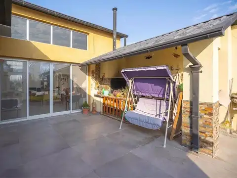 Casa en Alquiler con 2 cocheras